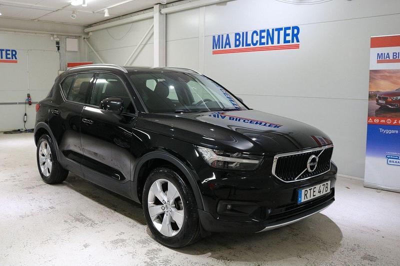 Svart Begagnad 2019 Volvo XC40 Momentum SUV | 244 000 kr (Marknadspris) - Bild 1/3