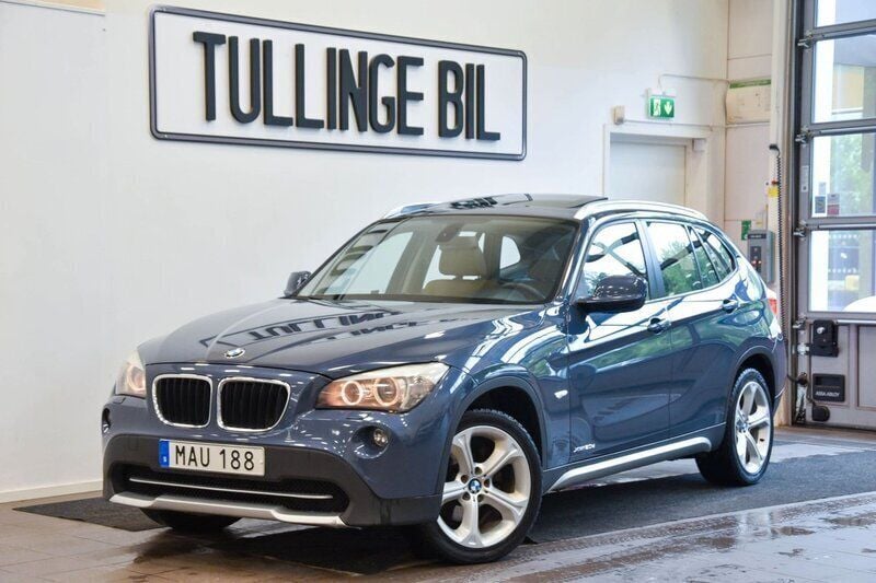 Blå Begagnad 2011 BMW X1 SUV | 119 900 kr (Marknadspris) - Bild 1/4