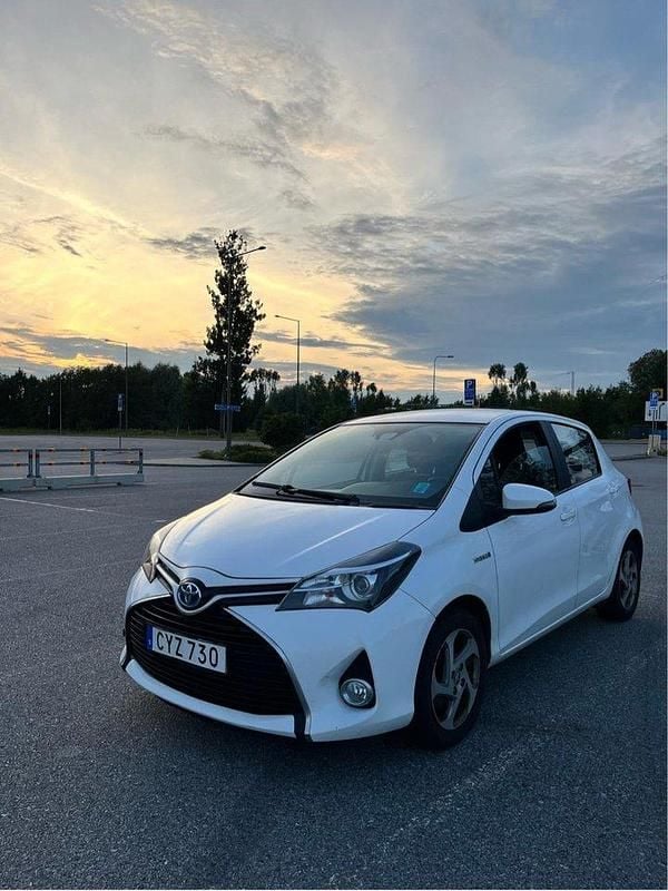 Vit Begagnad 2016 Toyota Yaris Hybrid Active Halvkombi | 119 000 kr (Marknadspris) - Bild 1/4