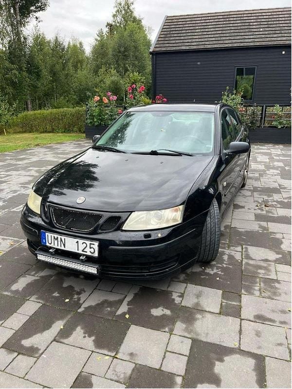 Svart Begagnad 2004 Saab 9-3 Vector Sedan | 15 000 kr (Marknadspris) - Bild 1/4