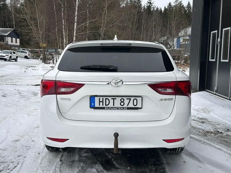 Begagnad Toyota Avensis 143 HK (105 kW) 2015 Vit Kombi