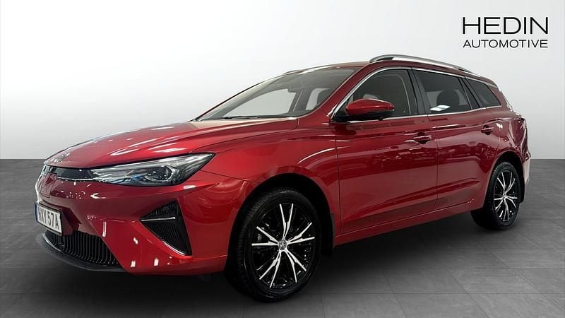 Röd (red) Begagnad 2022 MG MG5 EV Luxury Kombi | 239 900 kr (Marknadspris) - Bild 1/4