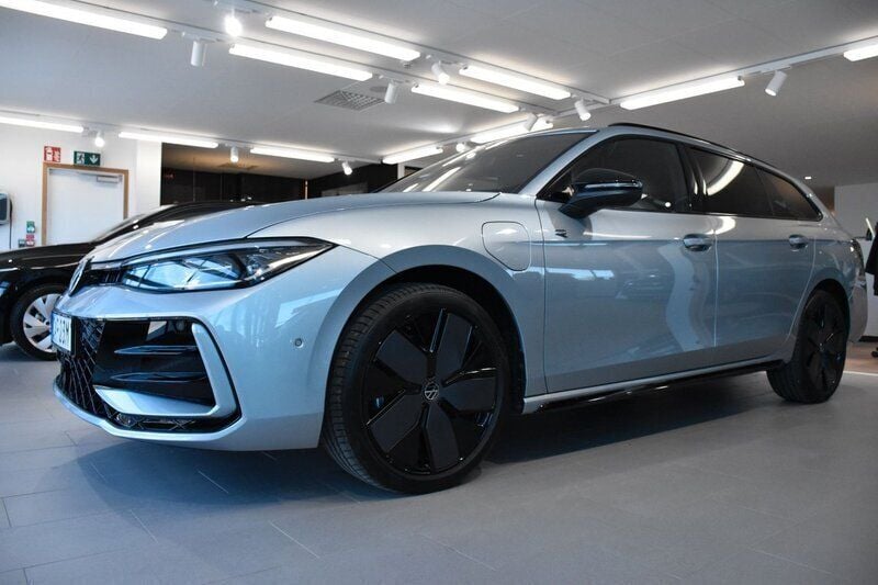 Silver (oyster silver metallic ) Ny 2025 VW Passat R-line Kombi | 607 800 kr (Dyr) - Bild 1/3