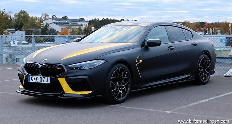 Grå samma som bilen, svart Begagnad 2020 BMW M8 Competition Edition Sportkupé | 1 399 000 kr - Bild 1/4