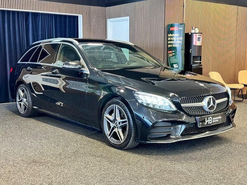 Svart Begagnad 2019 Mercedes C200 AMG line Kombi | 234 900 kr (Marknadspris) - Bild 1/4