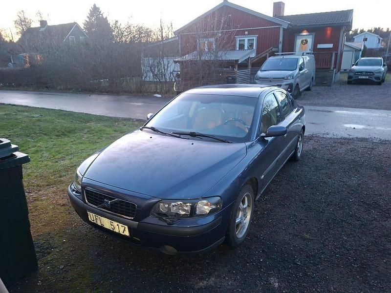 Begagnad 2004 Volvo S60 Sedan | 28 000 kr (Marknadspris) - Bild 1/4