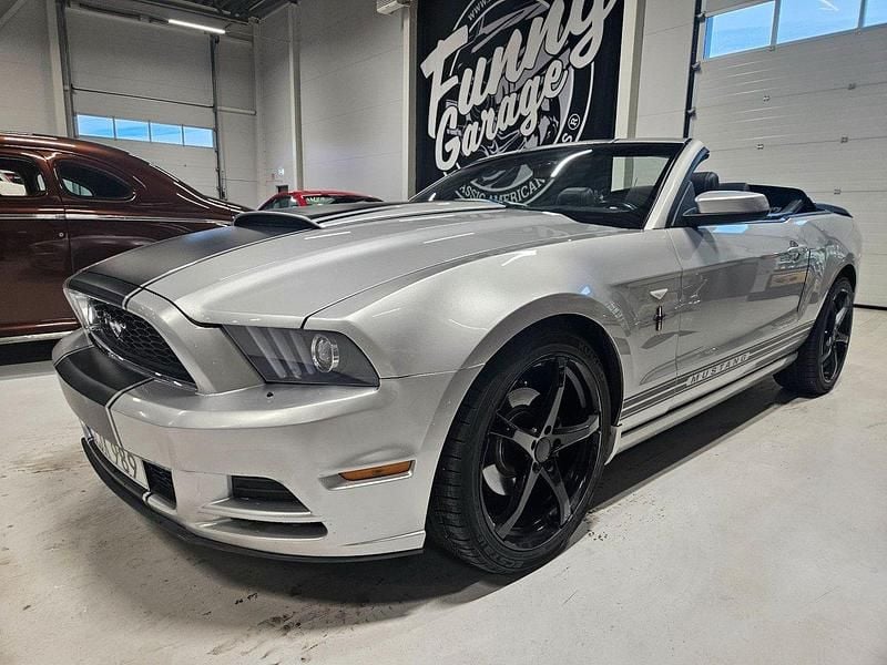 Silver (silvermetallic) Begagnad 2014 Ford Mustang GT Cab | 239 000 kr - Bild 1/4