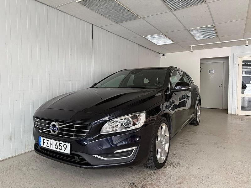 Mörkblå Begagnad 2018 Volvo V60 Momentum Kombi | 164 900 kr (Superpris) - Bild 1/4