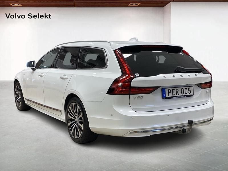Begagnad Volvo V90 Core 355 HK (261 kW) 2023 Vit Kombi