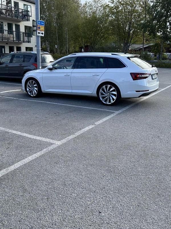 Vit Begagnad 2019 Skoda Superb Business Line Kombi | 238 000 kr (Superpris) - Bild 1/4