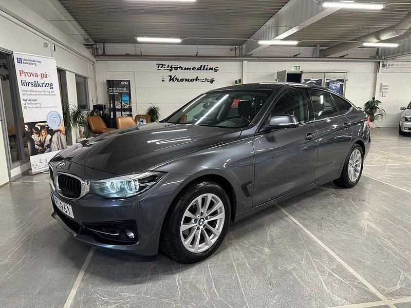 Grå Begagnad 2017 BMW 320 Gran Turismo Sport Line Halvkombi | 159 900 kr (Marknadspris) - Bild 1/4