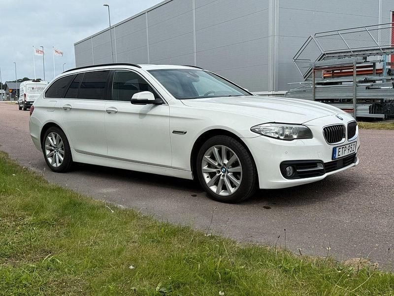 Vit (alpin vit) Begagnad 2014 BMW 530 Comfort Edition Kombi | 169 900 kr (Marknadspris) - Bild 1/4