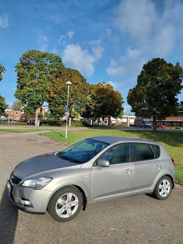 Silver Begagnad 2010 Kia Ceed 4 Halvkombi | 54 500 kr (Marknadspris) - Bild 1/4