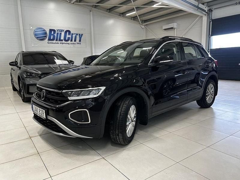 Svart Begagnad 2023 VW T-Roc Life SUV | 239 900 kr (Marknadspris) - Bild 1/4