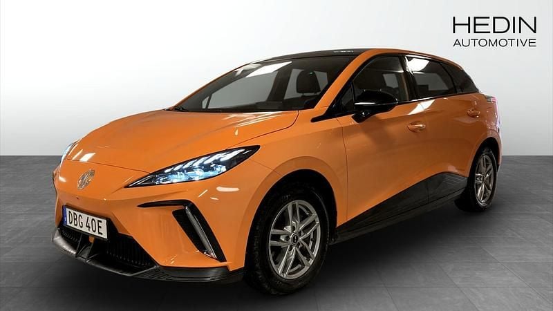 Begagnad MG MG4 EV Luxury 150 kW (204 HK) 2022 Orange Halvkombi