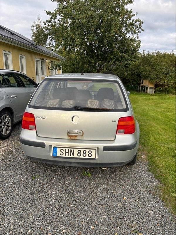 Silver Begagnad 2001 VW Golf IV Basis Halvkombi | 5 000 kr (Bra pris) - Bild 1/3