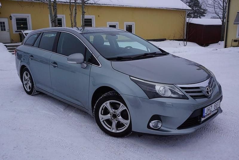 Grå Begagnad 2013 Toyota Avensis Business Edition Kombi | 94 900 kr (Marknadspris) - Bild 1/4