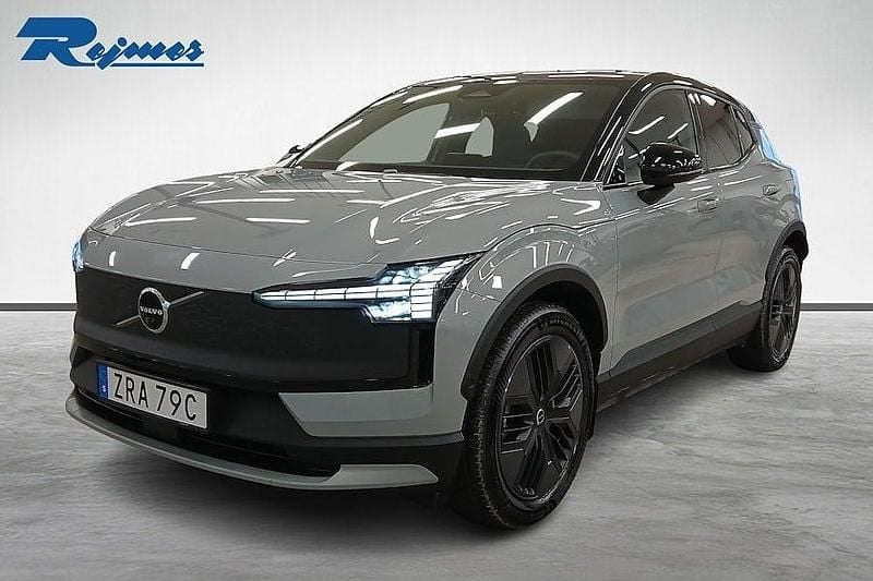 Grå Begagnad 2025 Volvo EX30 CC Ultra SUV | 539 900 kr (Marknadspris) - Bild 1/4