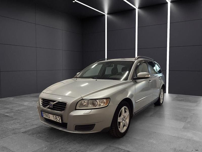 Silver Begagnad 2008 Volvo V50 Kinetic Kombi | 39 900 kr (Lite dyr) - Bild 1/4
