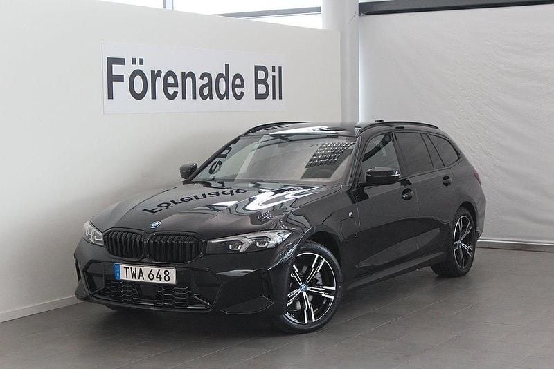 Svart (svart sapphire metallic) Begagnad 2024 BMW 330e M Sport Kombi | 509 000 kr (Superpris) - Bild 1/4