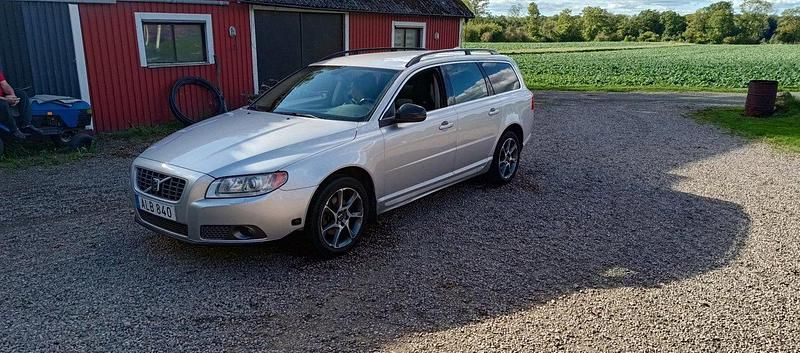 Silver Begagnad 2008 Volvo V70 Momentum Kombi | 40 000 kr (Marknadspris) - Bild 1/4