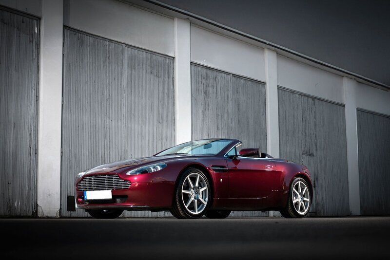Mörkröd Begagnad 2008 Aston Martin V8 Vantage Sportkupé | 725 000 kr - Bild 1/4