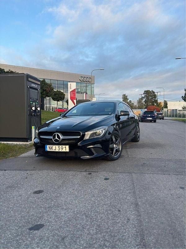 Svart Begagnad 2016 Mercedes CLA220 Shooting Brake Kombi | 139 900 kr (Bra pris) - Bild 1/4