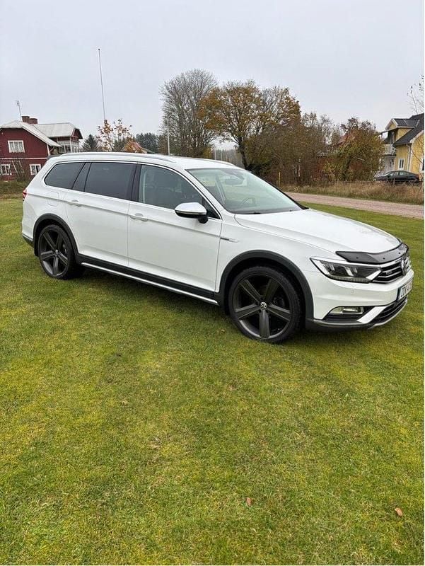 Vit Begagnad 2018 VW Passat Alltrack Kombi | 189 000 kr (Marknadspris) - Bild 1/4