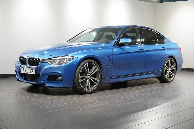 Blå Begagnad 2017 BMW 330e iPerformance Sedan | 259 800 kr (Marknadspris) - Bild 1/2