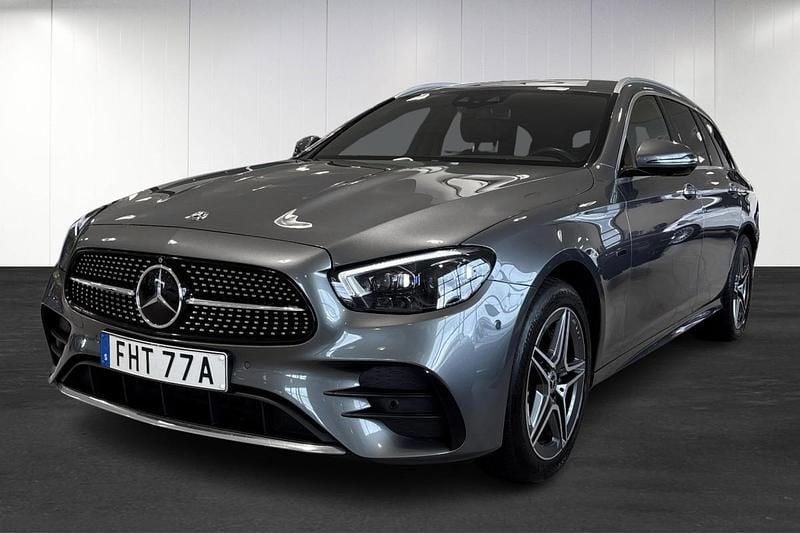 Grå (grey) Begagnad 2021 Mercedes E300 AMG Kombi | 419 900 kr (Marknadspris) - Bild 1/4