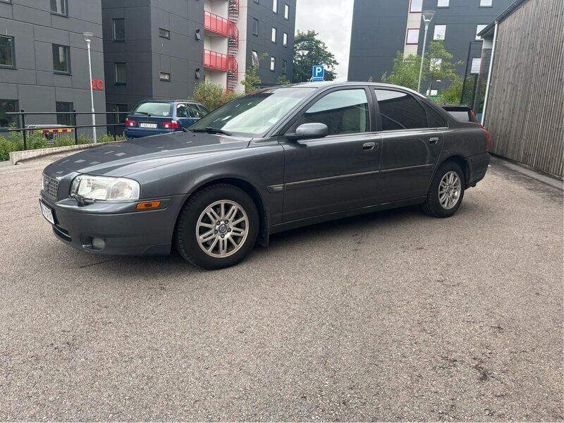 Grå Begagnad 2005 Volvo S80 Kinetic Sedan | 52 000 kr (Dyr) - Bild 1/4