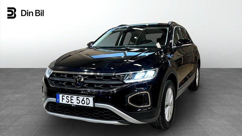 Svart Begagnad 2022 VW T-Roc Life SUV | 274 900 kr (Marknadspris) - Bild 1/4