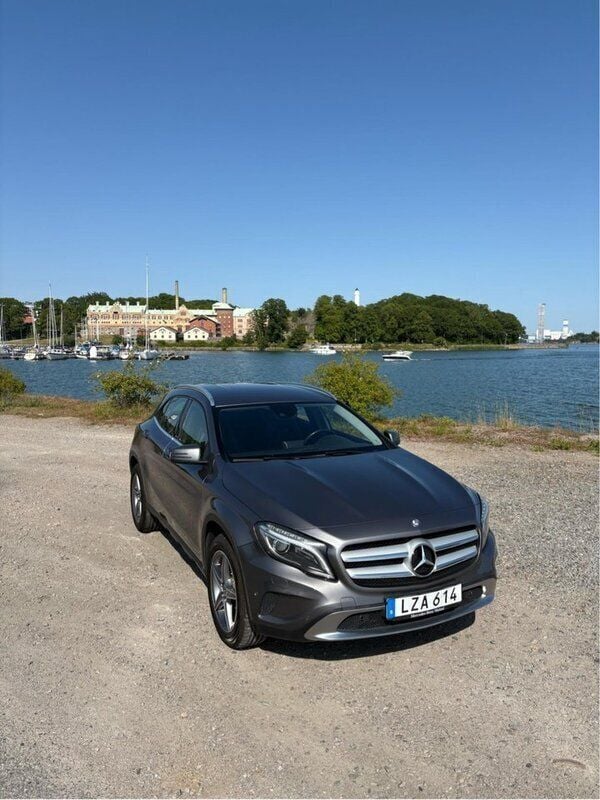Grå Begagnad 2015 Mercedes GLA200 SUV | 180 000 kr (Marknadspris) - Bild 1/4