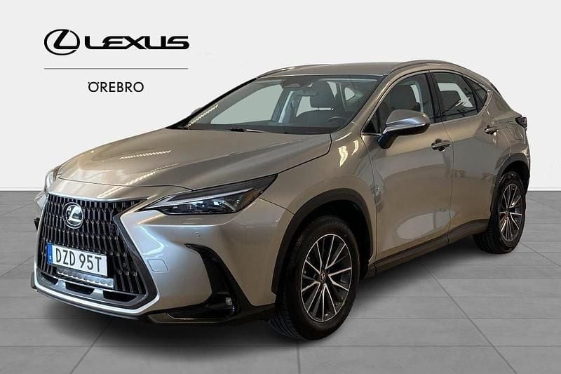Ljusgrå (grå) Begagnad 2022 Lexus NX350h Business Edition SUV | 459 000 kr (Marknadspris) - Bild 1/4