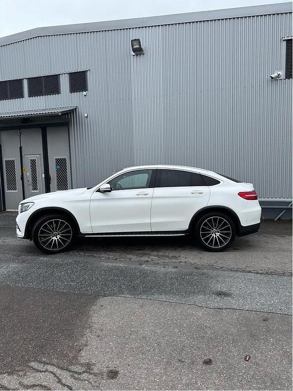 Vit Begagnad 2018 Mercedes GLC250 AMG line Sportkupé | 319 900 kr (Marknadspris) - Bild 1/4