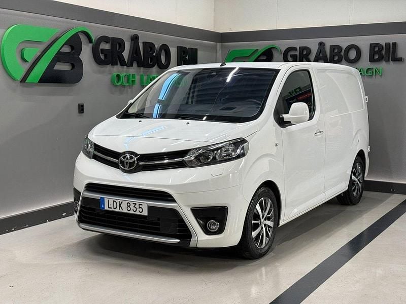 Vit Begagnad 2018 Toyota Proace Van | 169 900 kr (Marknadspris) - Bild 1/4