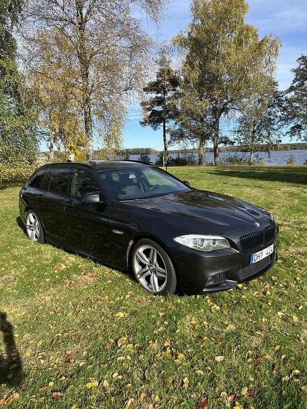 Grå Begagnad 2013 BMW 520 M Sport Kombi | 139 000 kr (Marknadspris) - Bild 1/4