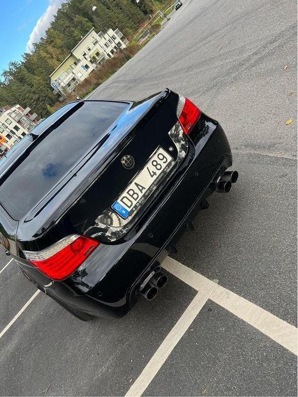 Svart Begagnad 2006 BMW 550 Sedan | 120 000 kr - Bild 1/4