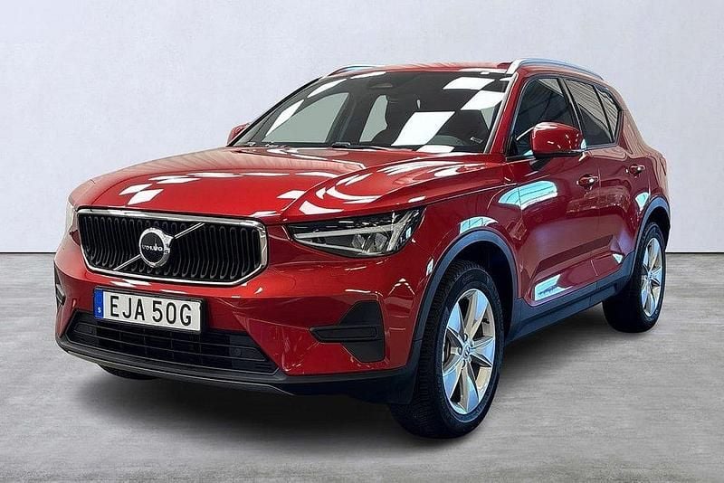 Röd Begagnad 2023 Volvo XC40 Core SUV | 349 900 kr (Marknadspris) - Bild 1/4