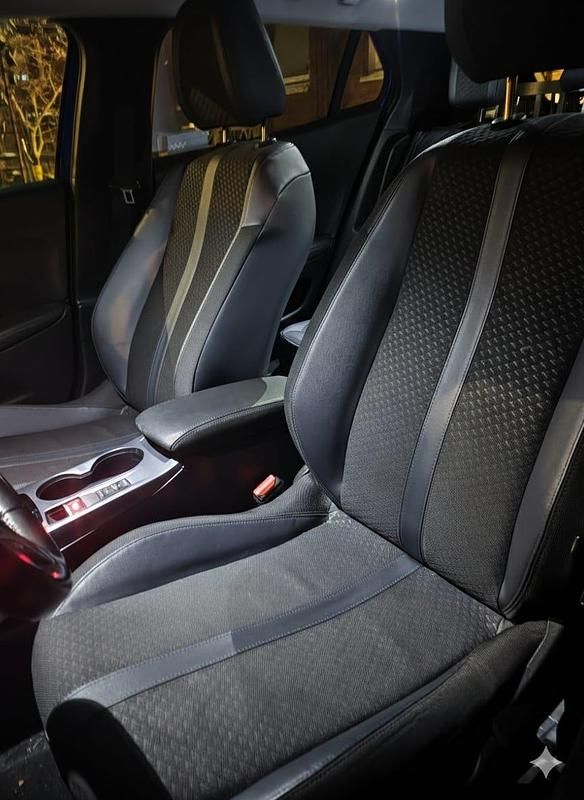 Begagnad Peugeot e-2008 Allure 100 kW (136 HK) 2021 Blå metallic SUV