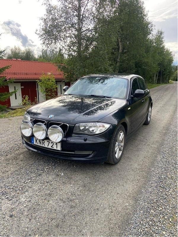 Svart Begagnad 2010 BMW 118 Advantage Halvkombi | 62 000 kr (Dyr) - Bild 1/4