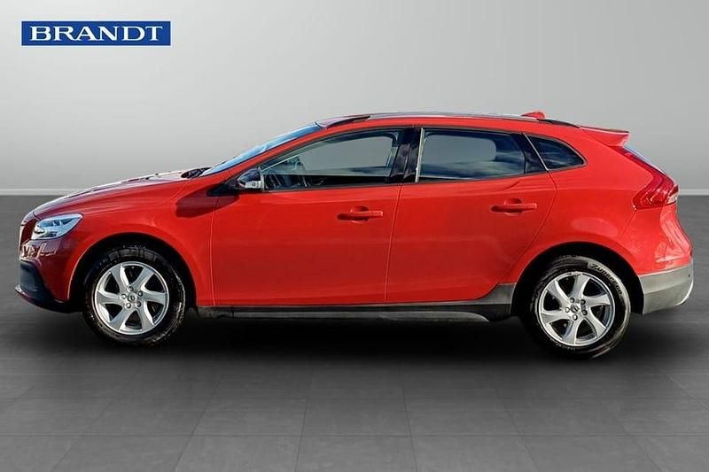 Begagnad Volvo V40 CC 154 HK (113 kW) 2019 Röd Kombi
