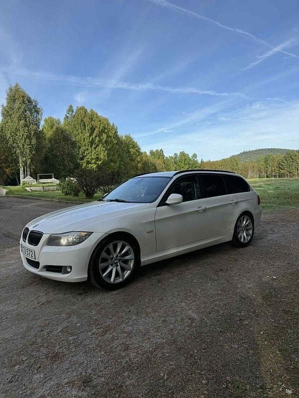 Vit Begagnad 2010 BMW 320 Comfort Edition Kombi | 54 000 kr (Bra pris) - Bild 1/4
