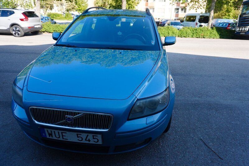 Blå Begagnad 2005 Volvo V50 Kinetic Kombi | 36 000 kr (Marknadspris) - Bild 1/4