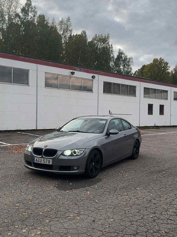 Grå Begagnad 2007 BMW 325 Sportkupé | 69 000 kr (Bra pris) - Bild 1/4