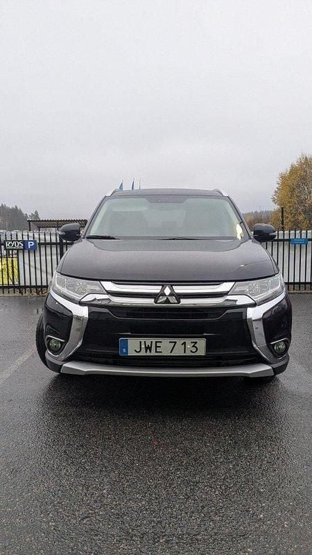 Svart Begagnad 2016 Mitsubishi Outlander SUV | 169 000 kr (Marknadspris) - Bild 1/4