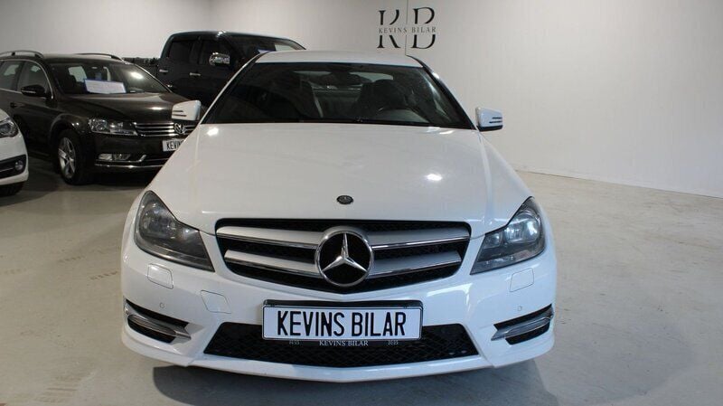 Vit Begagnad 2012 Mercedes C180 AMG Sportkupé | 94 900 kr (Marknadspris) - Bild 1/4