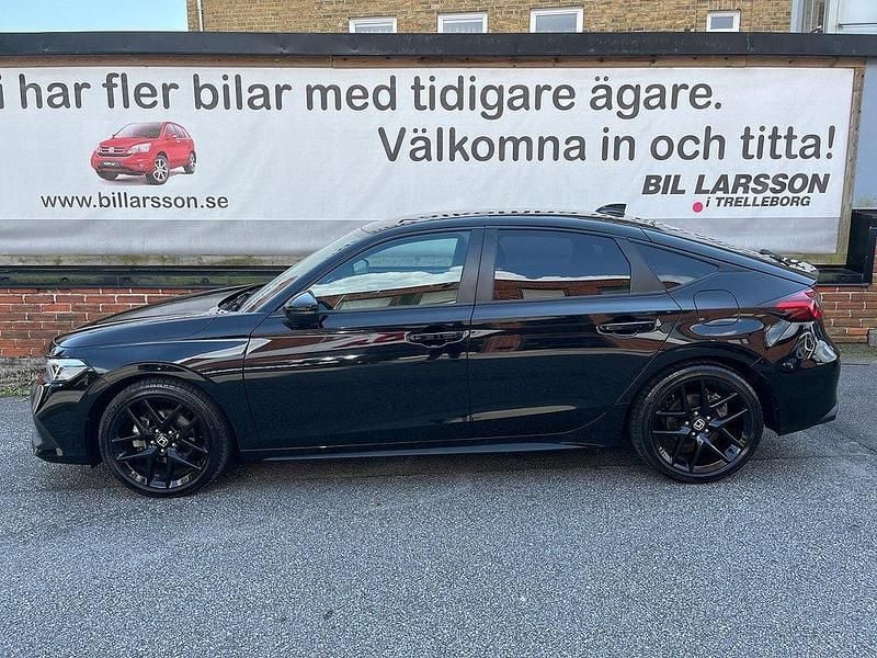 Svart Begagnad 2023 Honda Civic Sport Halvkombi | 325 000 kr (Marknadspris) - Bild 1/4