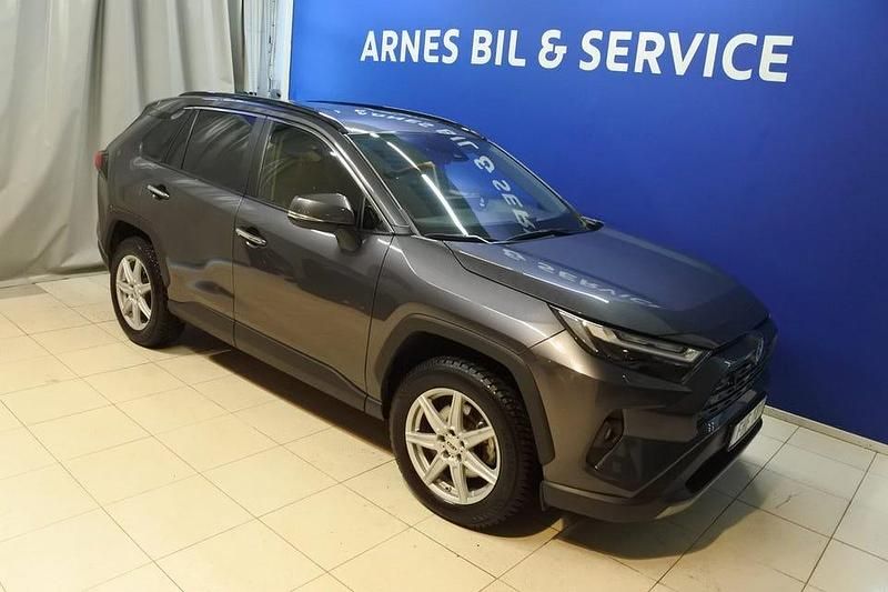 Grå Begagnad 2023 Toyota RAV4 Hybrid Executive SUV | 409 900 kr (Marknadspris) - Bild 1/4