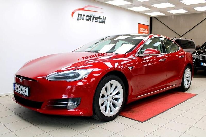 Begagnad Tesla Model S 386 kW (525 HK) 2018 Röd Halvkombi